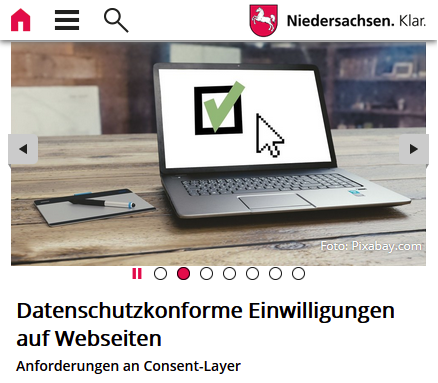 ein Laptop-Computer auf einem Holztisch
